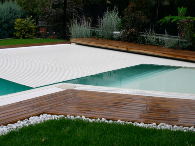 Copertura automatica a tapparella Roll-Up su piscina