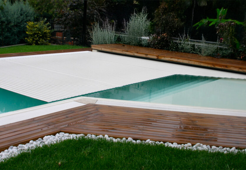 Copertura automatica a tapparella Roll-Up su piscina