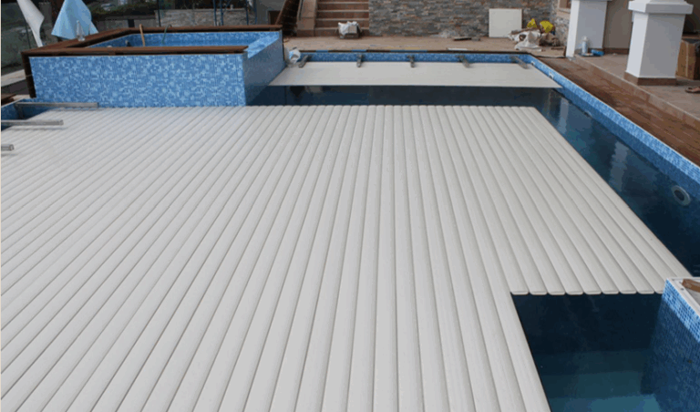 Copertura automatica a tapparella Roll-Up su piscina