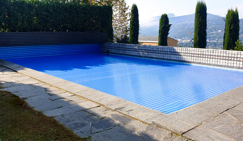 Copertura automatica a tapparella Roll-Up su piscina