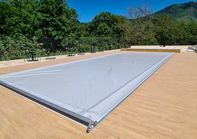 Copertura di sicurezza in PVC Four Seasons su piscina