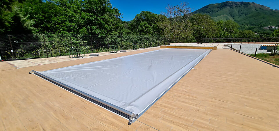 Copertura di sicurezza in PVC Four Seasons su piscina