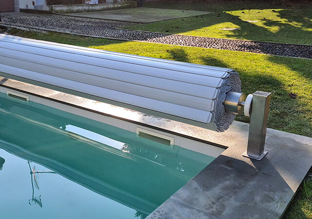 Copertura automatica a tapparella Roll-Up su piscina