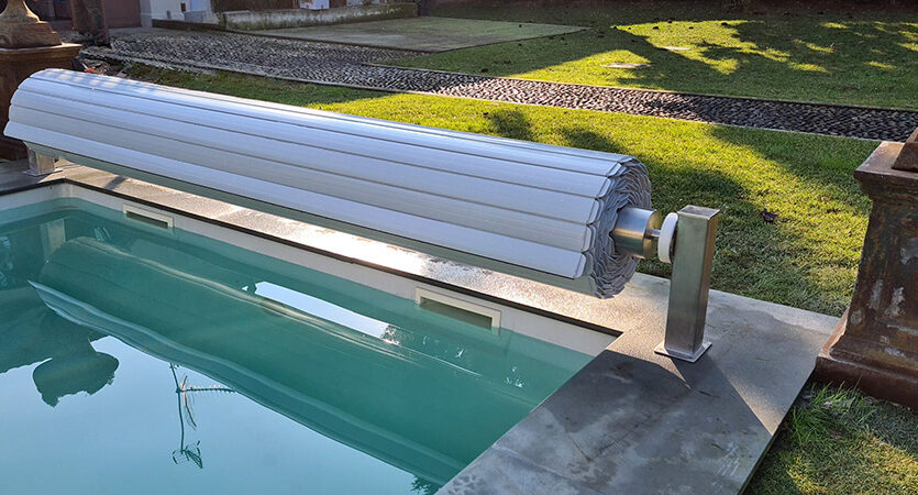 Copertura automatica a tapparella Roll-Up su piscina