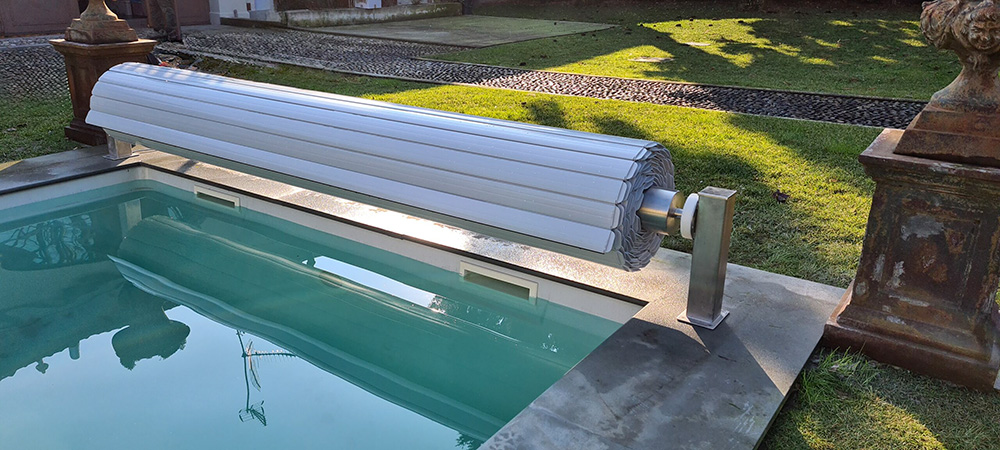 Copertura automatica a tapparella Roll-Up su piscina