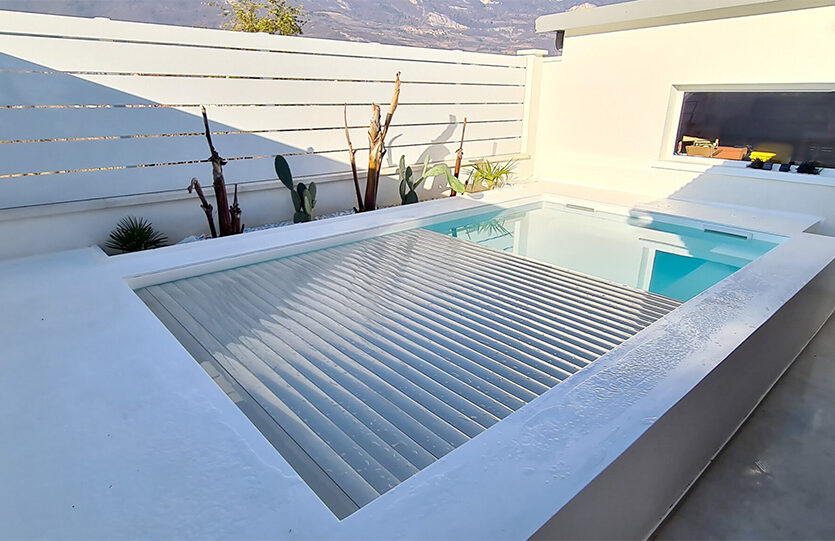 Copertura automatica a tapparella Roll-Up su piscina