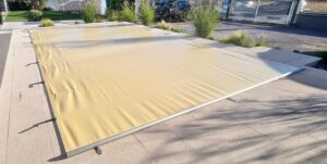 Sistema de cerramiento de seguridad para piscinas con barras de aluminio, protección fiable contra caídas accidentales.